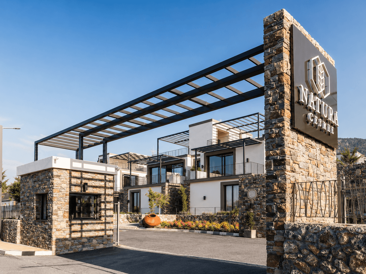 Alsancak Natura Sitesi'nde Özel Bahçeli Full Eşyalı 1+1 Satılık Daire — Alsancak, Girne