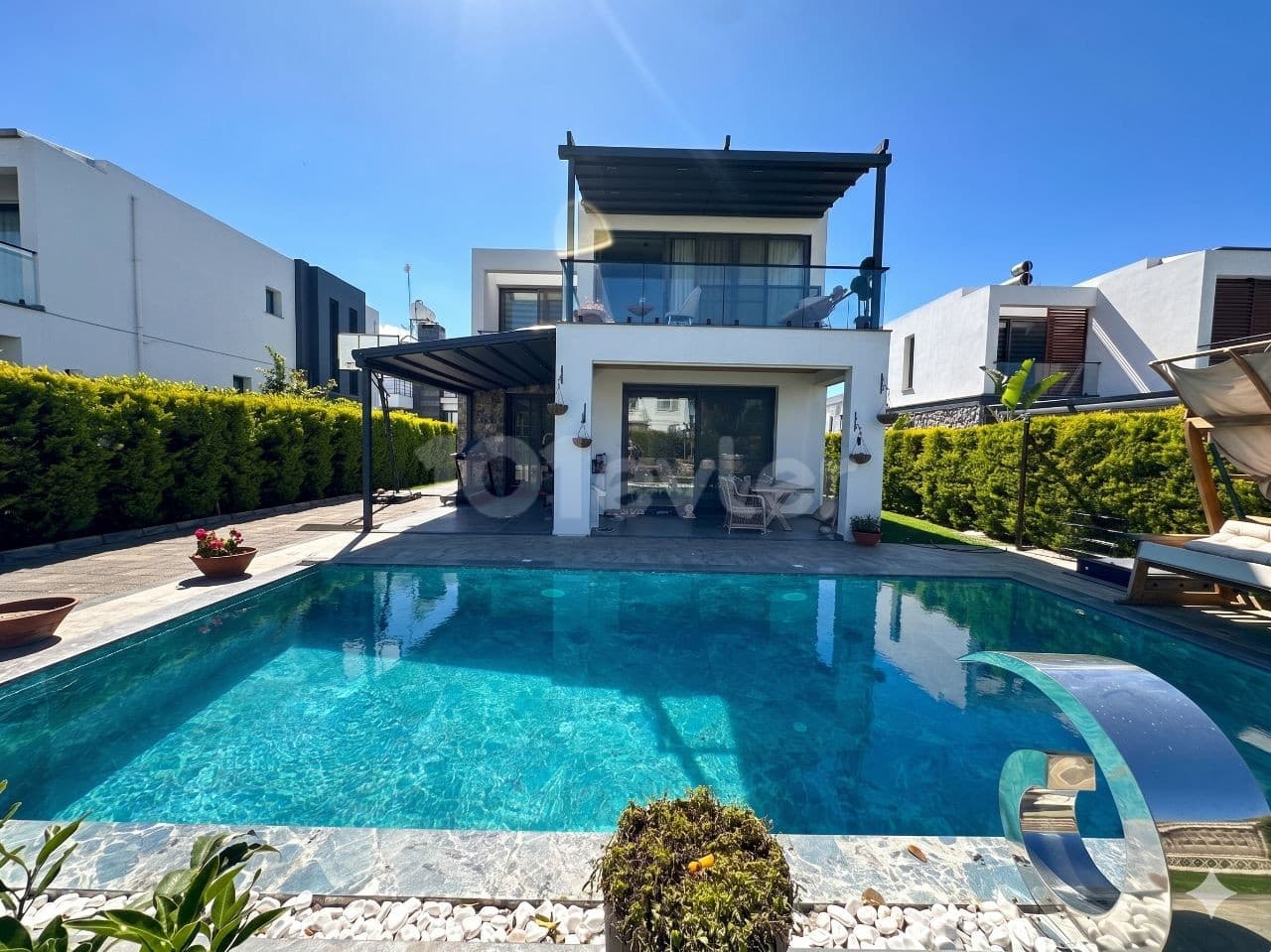 Girne Çatalköy'ün En Prestijli Konumunda, Özel Havuzlu ve Dağ Manzaralı 4+1 Satılık Villa — fotoğraf 1/21