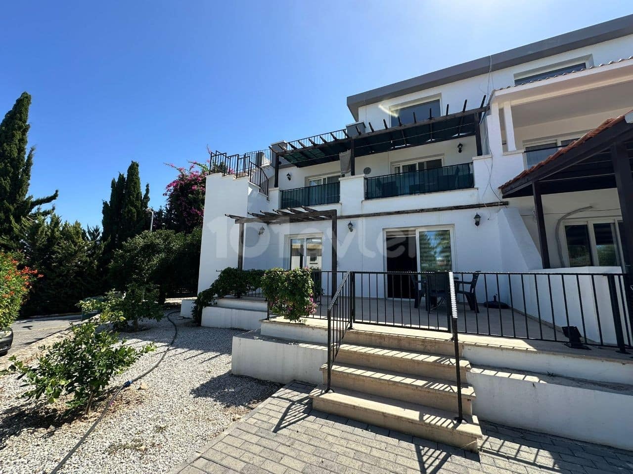 Bellapis'te Site Havuzlu Site İçerisinde 3+1 Bahçe kullanımlı Kiralık Daire — Bellapais, Girne