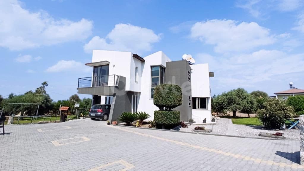 Girne Çatalköy'de 4+1 Geniş Bahçeli Kiralık Villa — fotoğraf 1/11