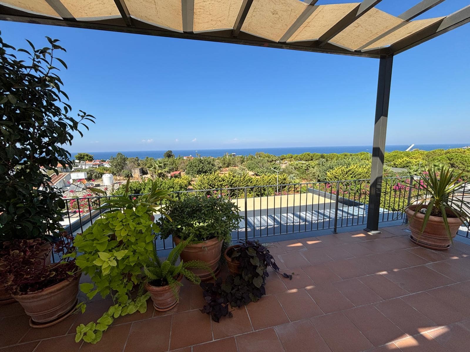 Girne Alsancak Natura’da Deniz Manzaralı 180 m² 3+1 Satılık | İki Teras ve Çatı Terası — Alsancak, Girne