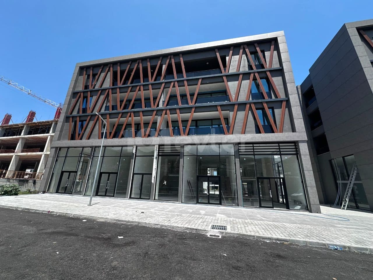 GİRNE MERKEZ’DE ANA YOLA CEPHELİ – YÜKSEK MÜŞTERİ POTANSİYELLİ SATILIK 250 m² TİCARİ DÜKKAN — fotoğraf 1/2