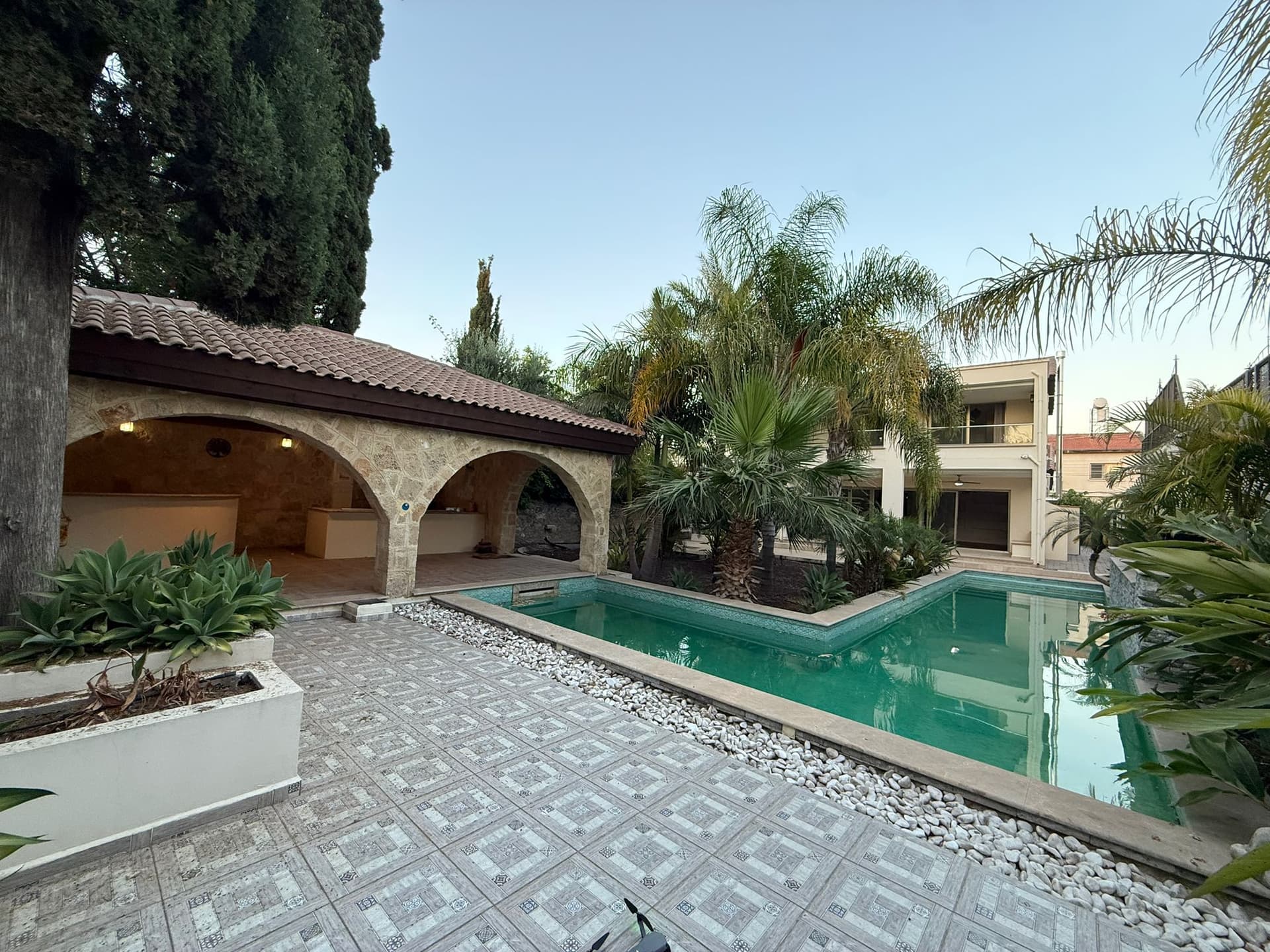 Türk Koçan! Girne Türk Mahallesi'nde 3 Yatak Odalı Villa + 3 Yatak Odalı Yardımcı Ev! — fotoğraf 1/27